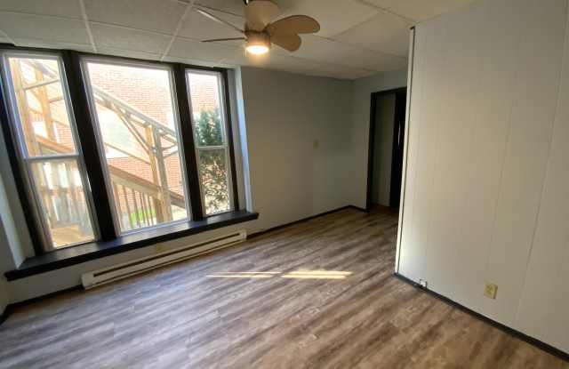 922 N Vermilion St Gallery 3