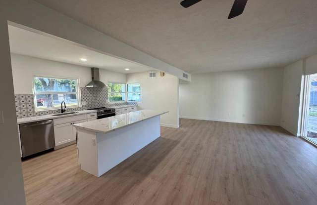 4314 E Oak Street Gallery 4