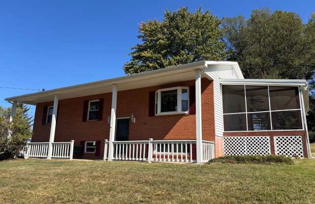 Single Family Home located in North Hills. 3 Bedroom/3 Bath/2 Car Garage- Available Now!!!! photos photos