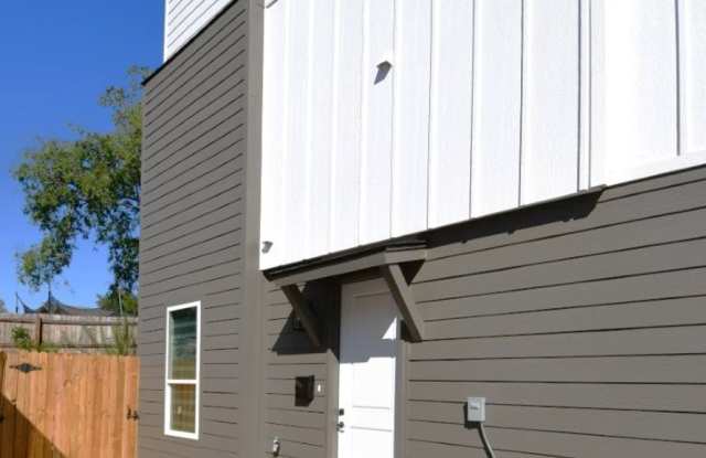 Avaialble Now Be the First- 2 Bedroom, 2.5 Bathroom Duplex! Gallery 1