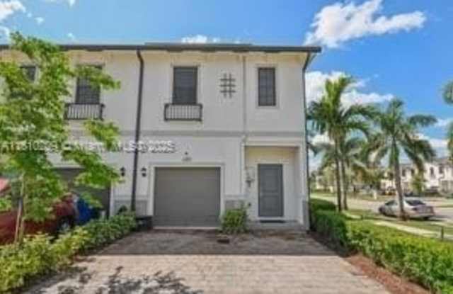 689 SW 11th St photos photos