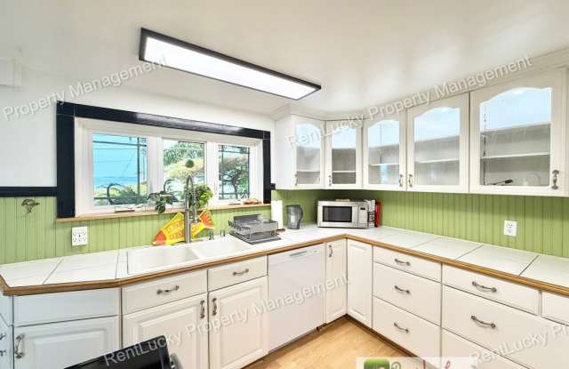 Gorgeous 3 Bedroom Home in Tacoma w/ Water Views and Large Primary! Gallery 4