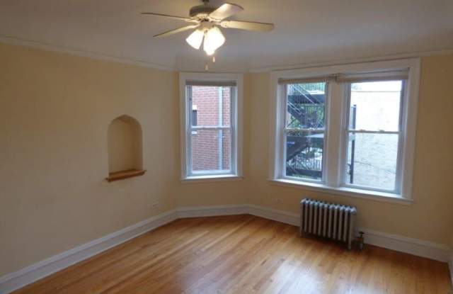 2922 1/2 N Sacramento Ave 2W Gallery 2