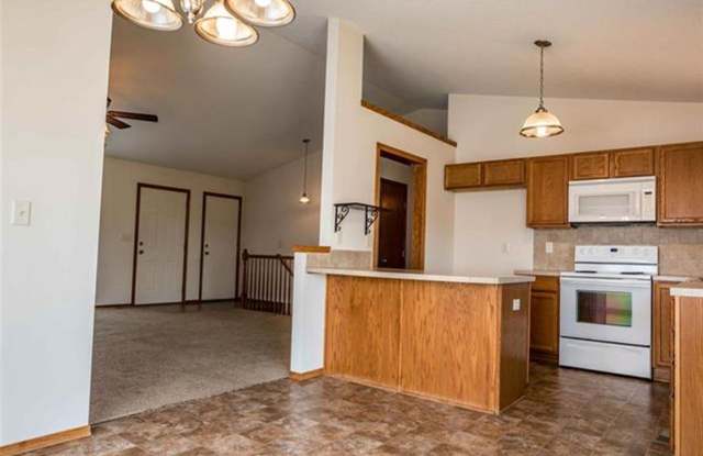 11818 W Wilkinson Ct - 3 Bedroom, 3 Bathroom Home with 3 Car Garage - $1,900 Gallery 4