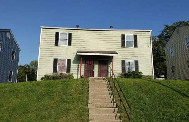 2 bedroom townhome right off the highway! - 2207 Askew Avenue, Kansas City, MO 64127