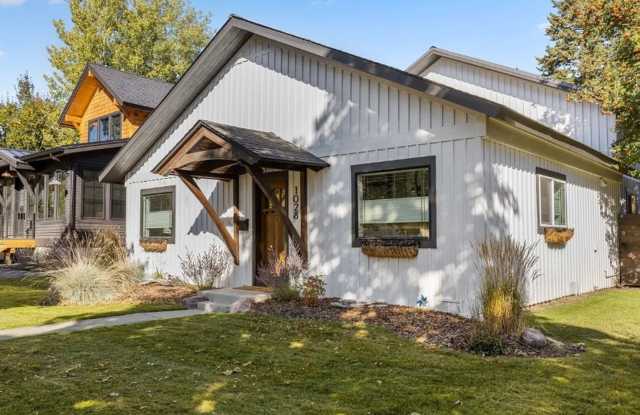 4 Bed, 2 Bath, Fully Furnished, 2 Level Home, Fenced Yard photos photos