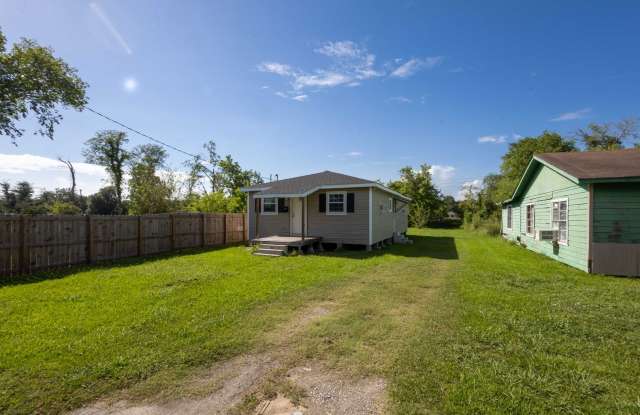 Cute 2 Bed / 1 bath home in Beaumont! Move in ready! - 1840 Ollie Street, Beaumont, TX 77705