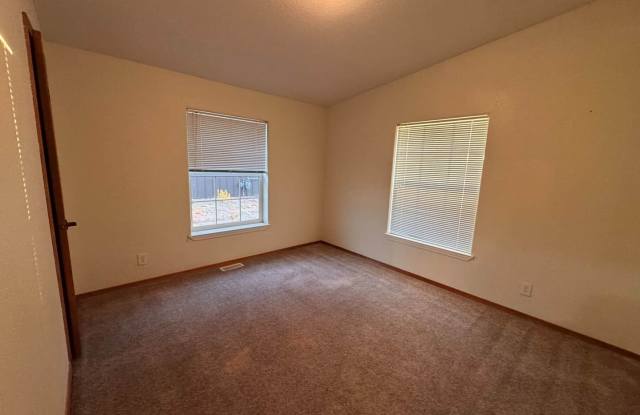 3 Bedroom/2 Bathroom Home with Utilities included Gallery 4