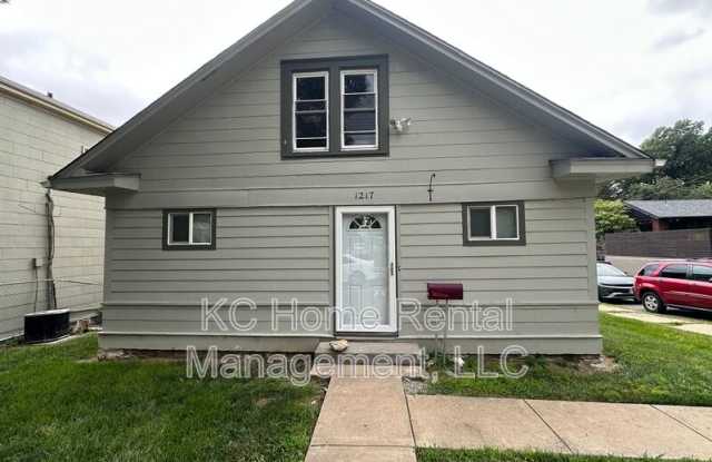 1217 W 47th St photos photos
