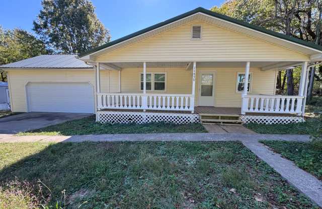 3 bedroom 1.5 bath with Garage Gallery 1