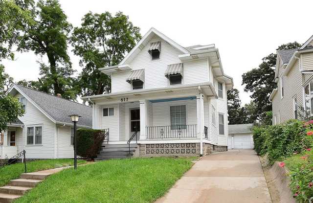 Spacious 3 Bedroom Home in Midtown w/ 2 Car Garage! Gallery 3