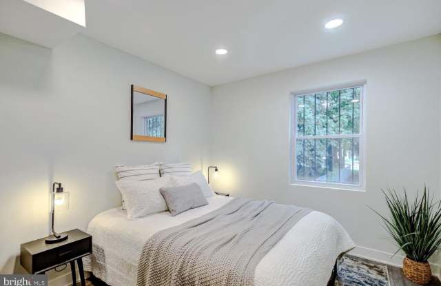 1420 EASTERN AVENUE NE photos photos