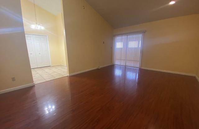 Large 3 bedroom/2 bath home with an office/den & screened in patio Gallery 4