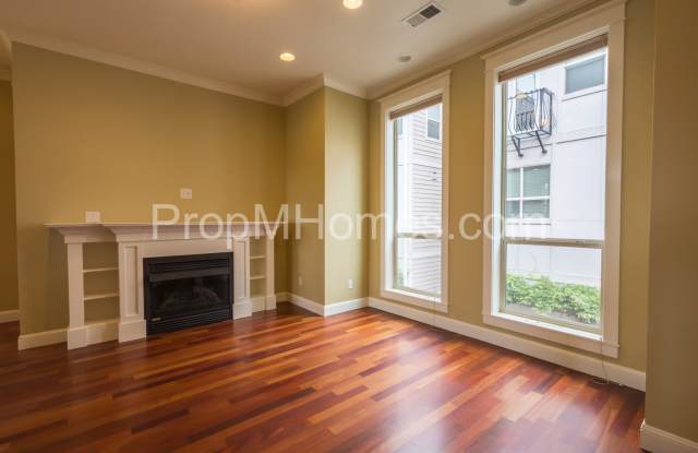 Prime Location - Luxury Two Bedroom Townhouse with Stylish Amenities - 5135 North Williams Avenue, Portland, OR 97217