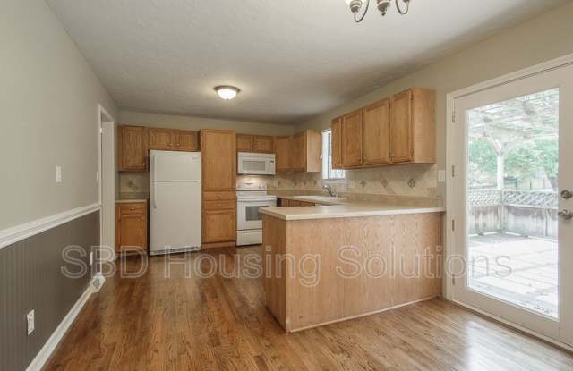 200 SE Crestwood Dr Gallery 3
