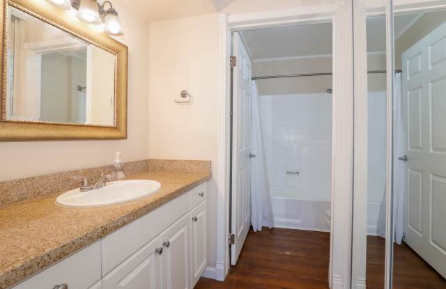 5530 Owensmouth Ave photos photos