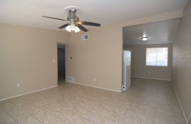 Charming 2 Bedroom 1 Bath Duplex! Great Central Location! Gallery 4