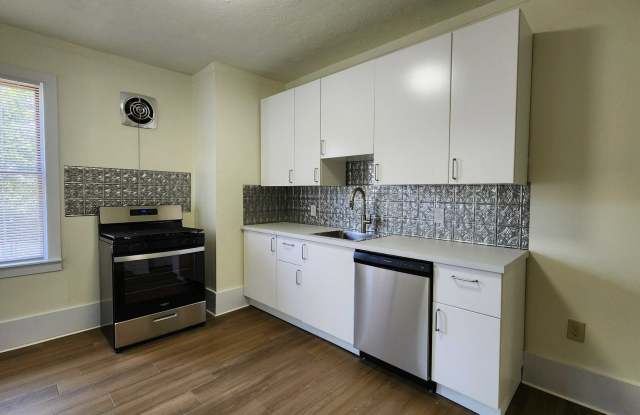 Updated 2BR Townhouse now available! Gallery 1