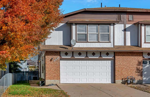 2 Story Pet Friendly Duplex - 3 Bed - 2.5 Bath - Available on June 3rd! photos photos