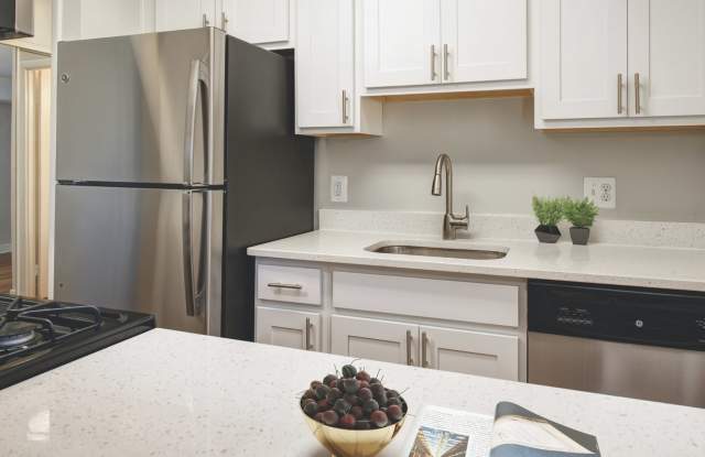 Foxchase Apartments Gallery 4