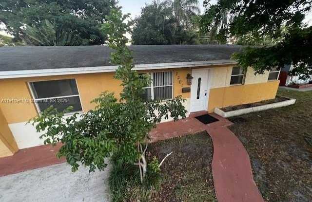 2201 N 56th Ter photos photos