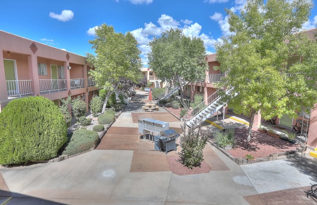 Graceland Plaza Apartments Gallery 4