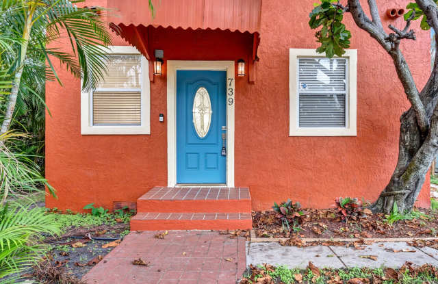 Charming 2BD/1BA Home with Fenced Backyard in Bradenton, FL photos photos