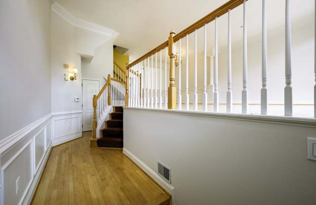 Tower Oaks First-Time Townhome in Rockville is Move-in Ready! Gallery 3