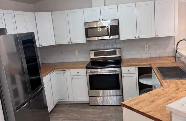 Beautifully Updated 3 Bed/2 Bath Independence Park Townhome! Gallery 3