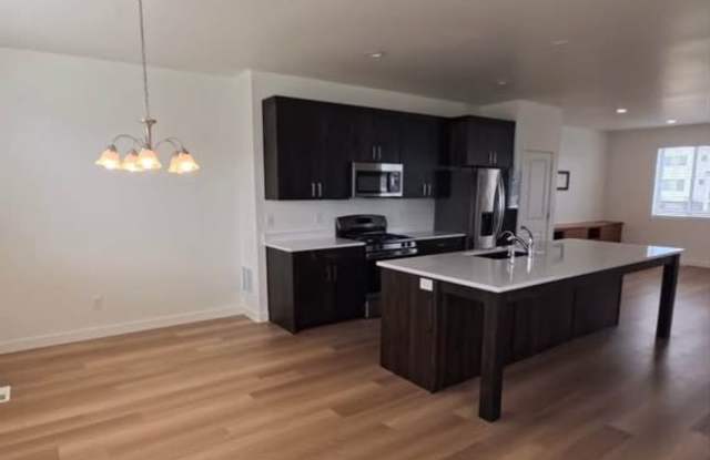 Lakeshore Landing - 4 Bedroom Townhome Gallery 4