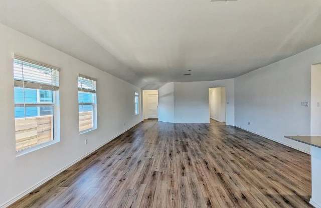 Room in 4 Bedroom Home in Kyle Gallery 4