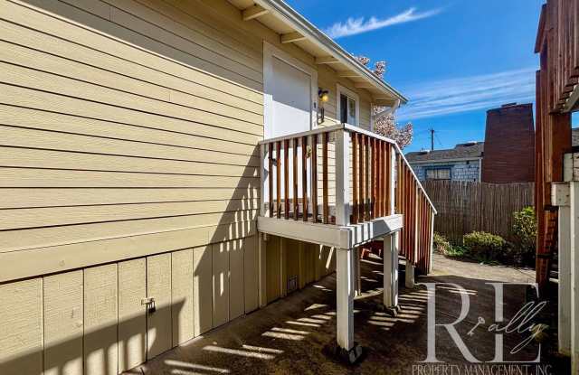 Comfortable & Light-Filled 2-Bedroom Apartment with Hardwood Floors photos photos