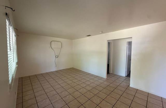 2 bedroom | 1 bathroom | South Sacramento Duplex Gallery 3