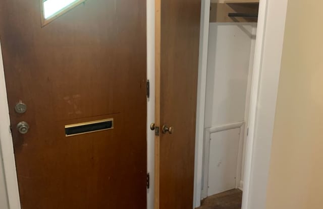 Cute 2BR/1BA on top of the hill just across the street from U of A Campus! Gallery 3