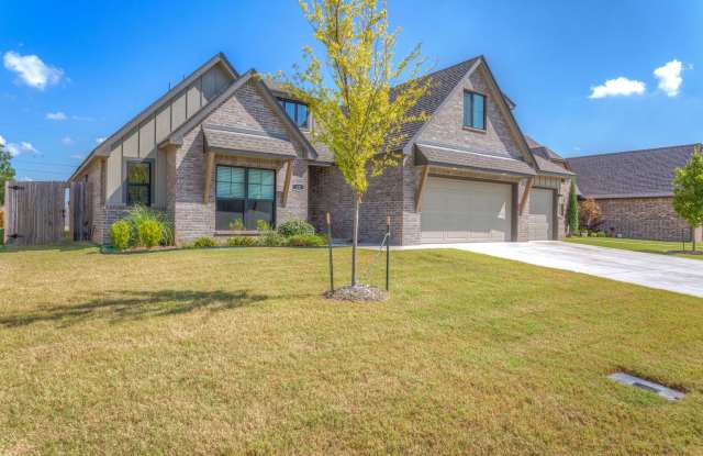 4-Bedroom Home with 3-Car Garage & Fully Fenced Yard! Gallery 3