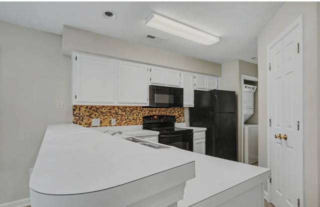 Beautifully Updated 2 bed 2 bath Condo Gallery 3