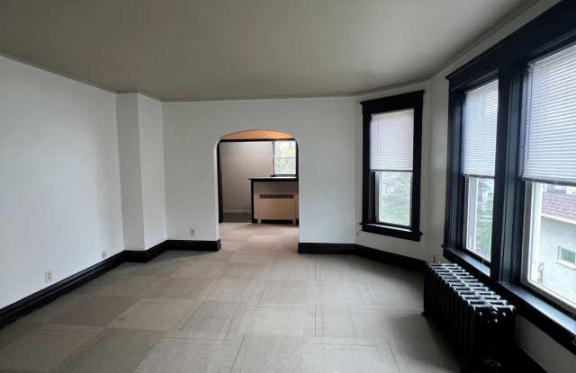 343 East Division Street - 3 Gallery 3