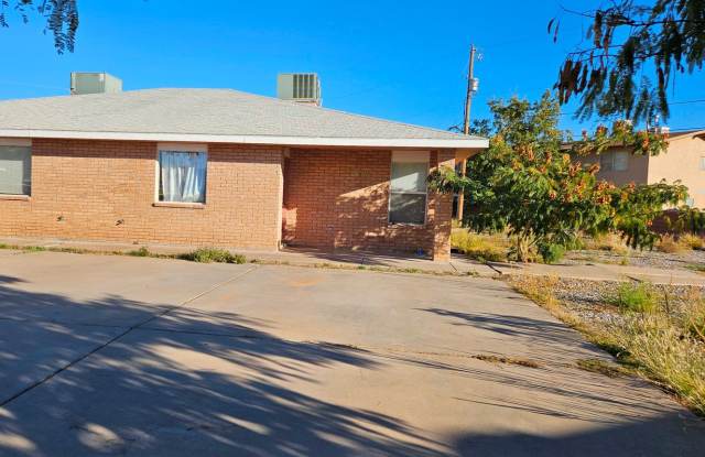 Lovely 2 Bdrm/1 Bath Home Sits in a Small Cul-De-Sac photos photos