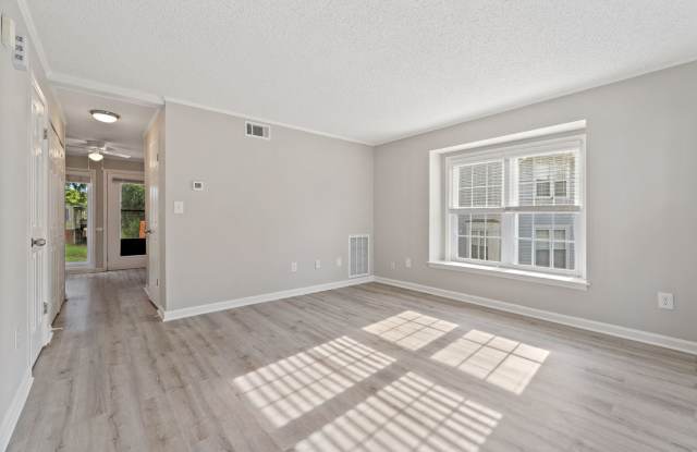 Application Received! Introducing a Charming End Unit Townhouse near Downtown Durham with 2 Beds/1.5 Baths Gallery 3