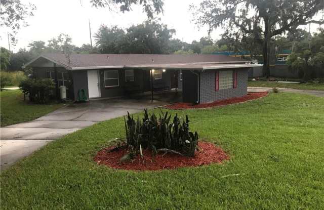 1104 E LAKEVIEW CIRCLE - 1104 East Lakeview Circle, Forest City, FL 32714