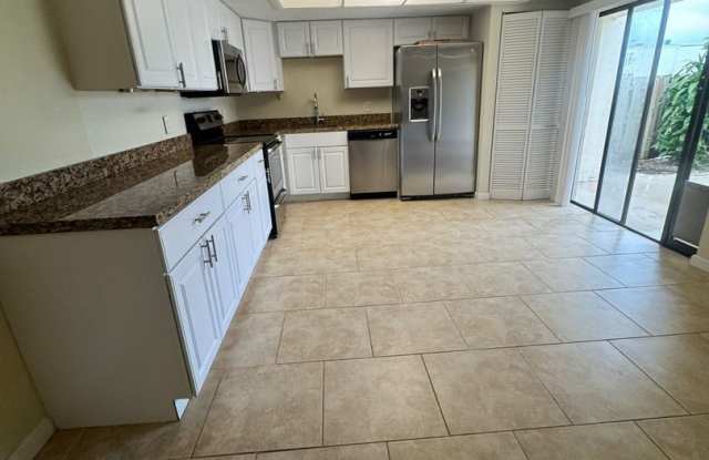 Spacious townhouse in the heart of Wellington! Don't miss it! Gallery 4