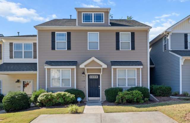 **Beautiful 4 Bed Townhome with First Floor Primary Suite** Gallery 1