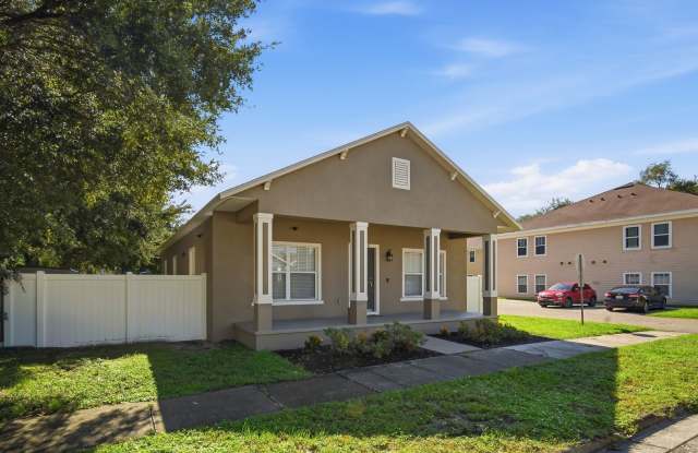 Seminole Heights 4-Bedroom Home with Fenced Yard & Community Amenities Gallery 3
