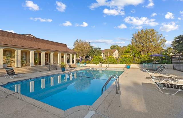 Charming 3rd-floor 2-bed condo Gallery 3