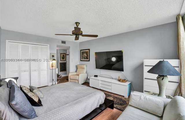 3970 Oaks Clubhouse Dr Gallery 4