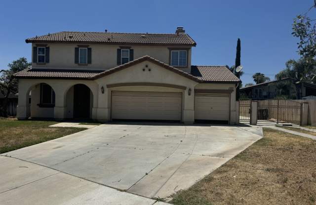 4 bed 2.5 bath House in Bloomington with 3 car garage on large cul de sac lot for lease - 10622 Miami Avenue, Bloomington, CA 92316