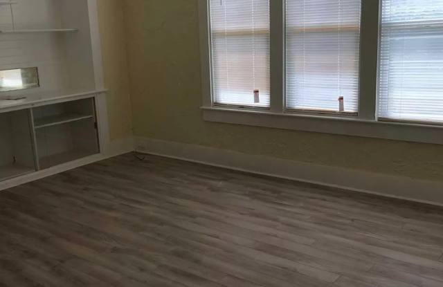 4402 Woodland Park Avenue North Gallery 2