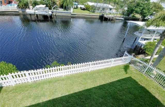 327 MANATEE LANE Gallery 4