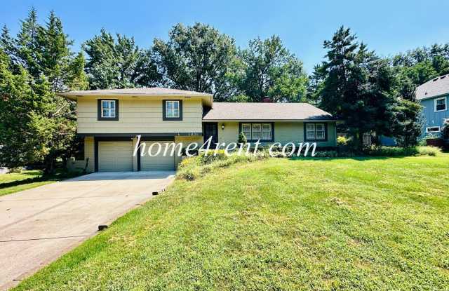 Gorgeous Home in South KC Featuring an Updated Kitchen, Multiple Living Spaces, Wood Floors and a Fenced Yard! Gallery 1