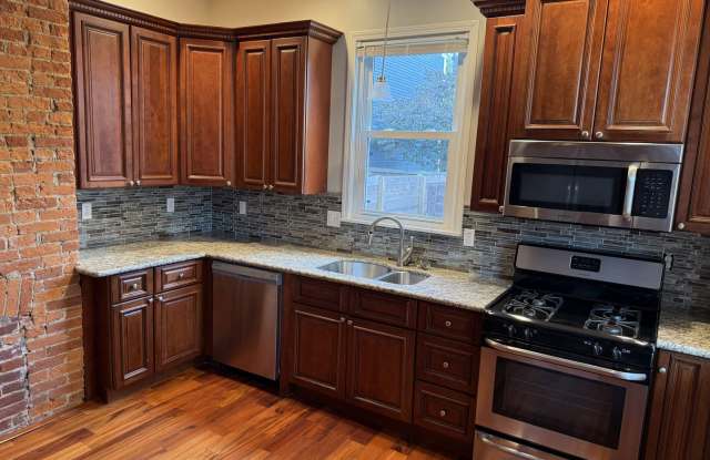 2 Bedroom, 1 Bath Townhome in trendy Bloomfield.  Convenient! photos photos